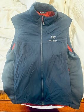 Arc'teryx Men's Navy Atom Vest - Lightweight Performance Layer